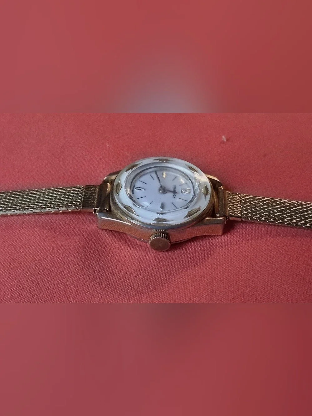 Vintage MANON Swiss‑Made Gold Watch – Leaf Bezel & Mesh Band